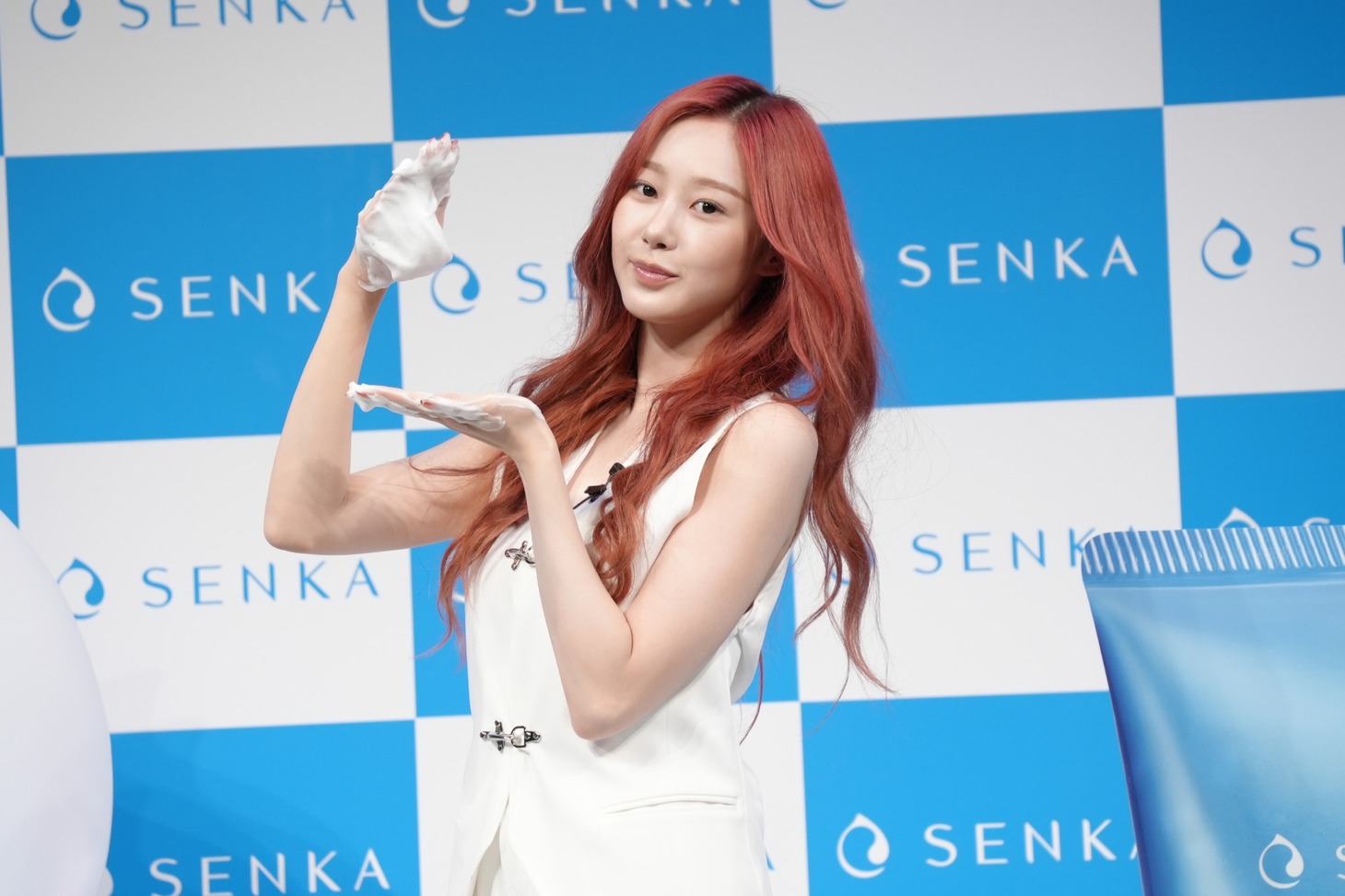 ミクロ美容泡を手に付け逆さにしてみせるジゼル。