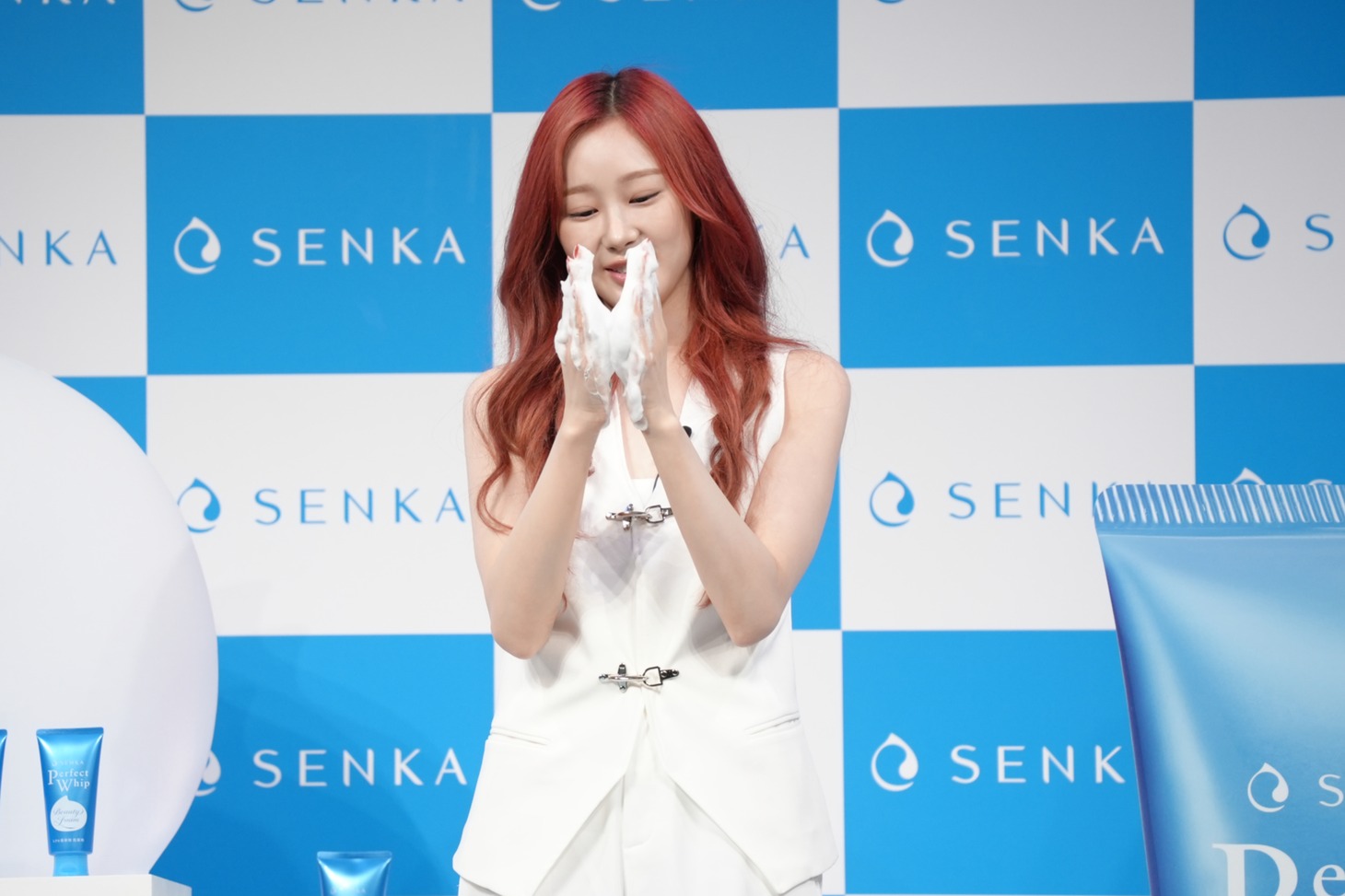 ミクロ美容泡のもっちり感を楽しむジゼル。