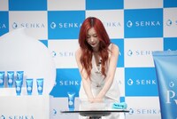 ミクロ美容泡を洗い流すジゼル。