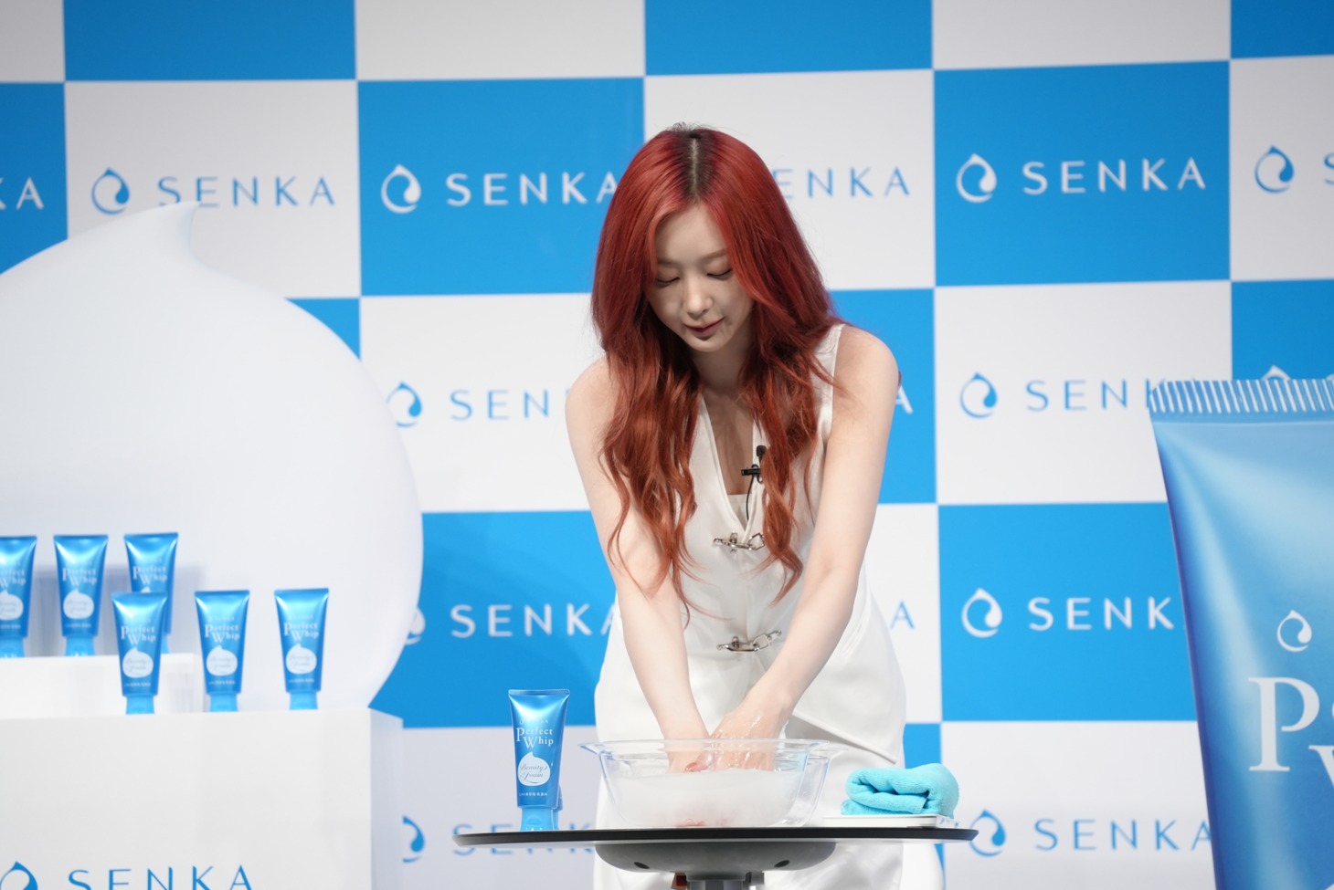 ミクロ美容泡を洗い流すジゼル。