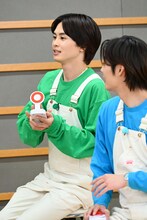 回答するタクヤ（奥）。