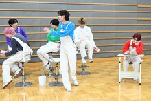 ユーキ（右）の食レポに爆笑するメンバー。