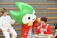 ちょるるを愛でるタカシ、ちょるる、ユーキ（左から）。