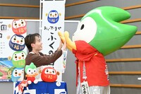 ハイタッチするマサヒロとちょるる。