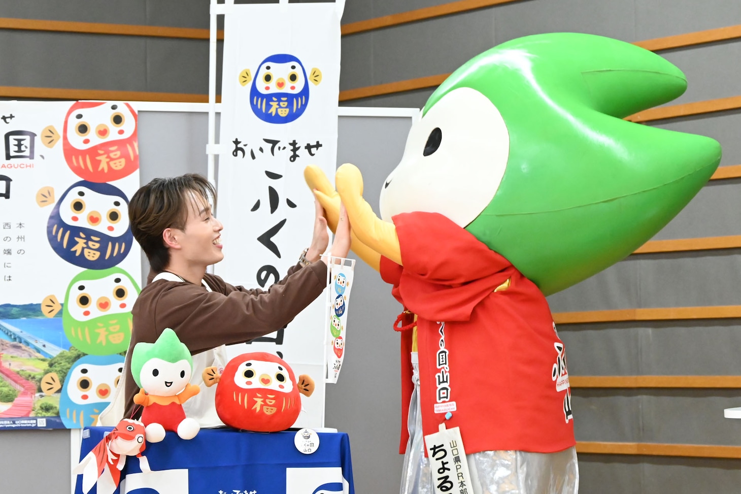 ハイタッチするマサヒロとちょるる。