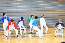 シューヤ（右）の食レポに注目するメンバー。