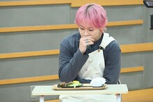 シューヤの食レポの様子。