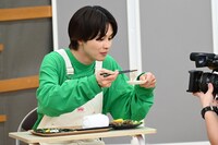 タクヤの食レポの様子。