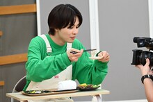 タクヤの食レポの様子。