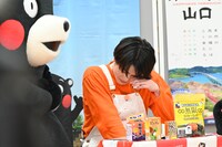 涙を流すハル。