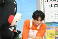 涙をこらえるハル（右）と、ハルを心配するくまモン（左）。