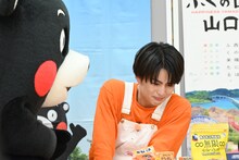 涙をこらえるハル（右）と、ハルを心配するくまモン（左）。