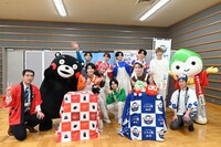 記念撮影をするメンバー。