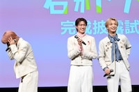 口上を発表する流れに、頭を抱えるNAOYA（左 / MAZZEL）。