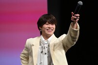 ファンのコールを誘う大橋和也（なにわ男子）。