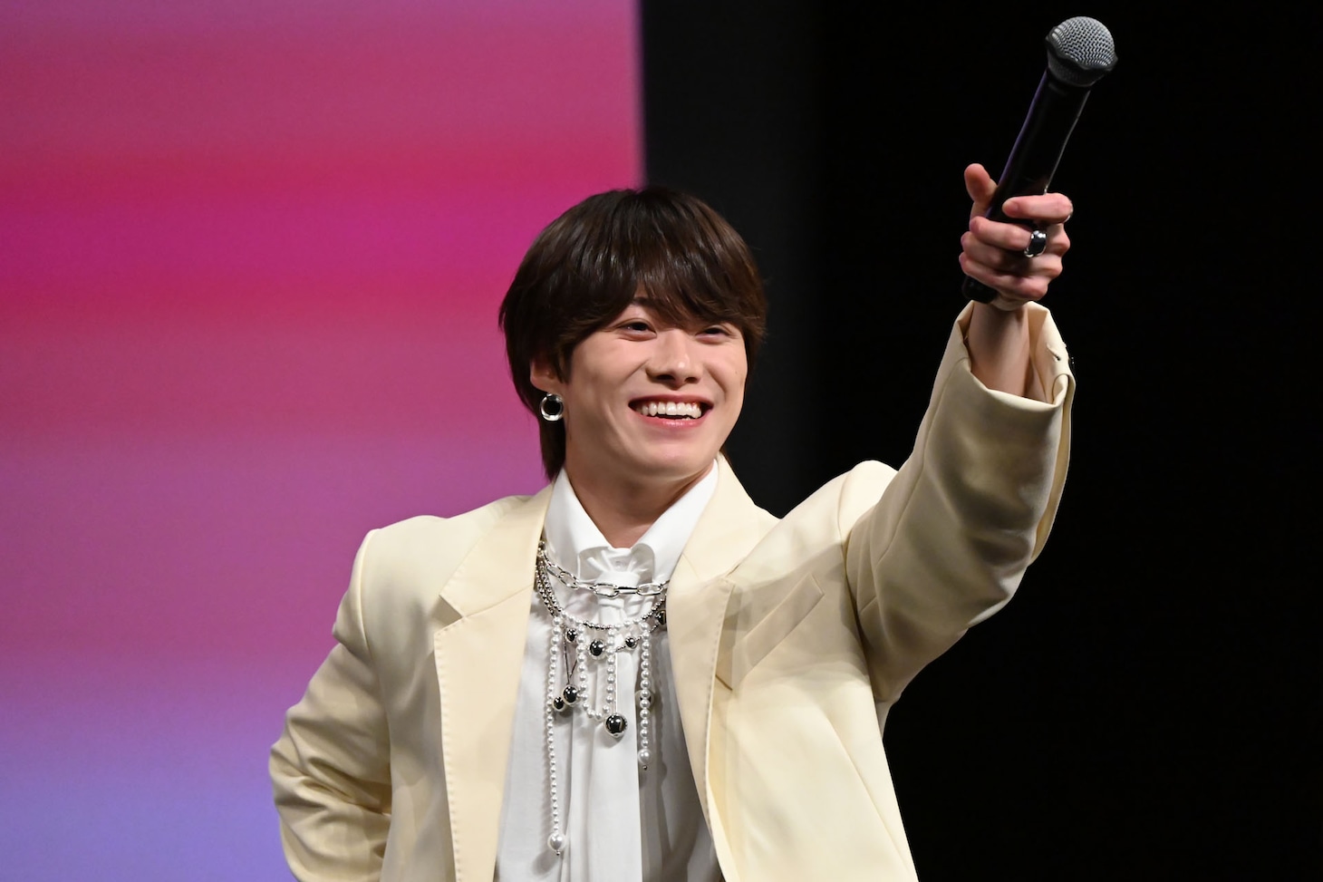 ファンのコールを誘う大橋和也（なにわ男子）。