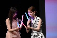 ペンライトのカラーチェンジに手間取りあたふたする矢吹奈子と畑芽育。