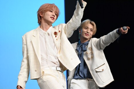 手前からNAOYA（MAZZEL）、木村慧人（FANTASTICS）。