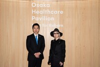 大阪ヘルスケアパビリオンでは大阪府知事の吉村洋文とも対面したHYDE。