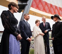 左から、アストリッド・シュテハルニック＝シュタウディンガー氏（オーストリア・ツーリズムCEO）、ハットマンスドルファー経済・エネルギー・観光大臣、ドリス・シュミダウアー（大統領婦人）、アレクサンダー・ファン・デア・ベレン大統領、HYDE。