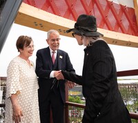 アレクサンダー・ファン・デア・ベレン大統領と握手するHYDE。