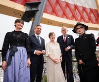 左から、アストリッド・シュテハルニック＝シュタウディンガー氏（オーストリア・ツーリズムCEO）、ハットマンスドルファー経済・エネルギー・観光大臣、ドリス・シュミダウアー（大統領婦人）、アレクサンダー・ファン・デア・ベレン大統領、HYDE。