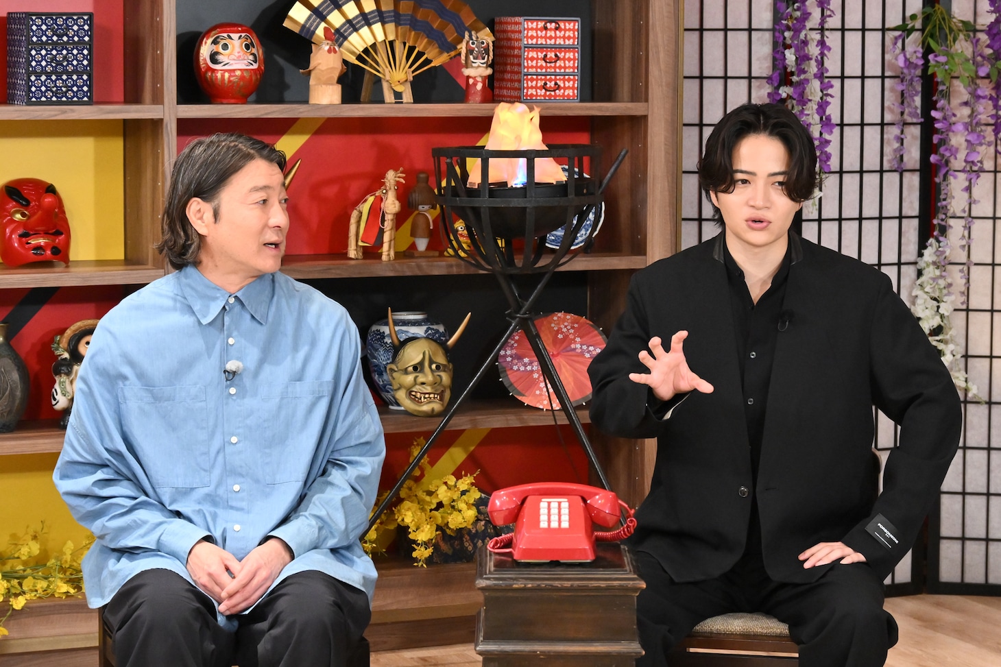 加藤浩次（極楽とんぼ）と菊池風磨（timelesz）。ⒸTBS