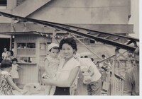 2歳の頃、母と。