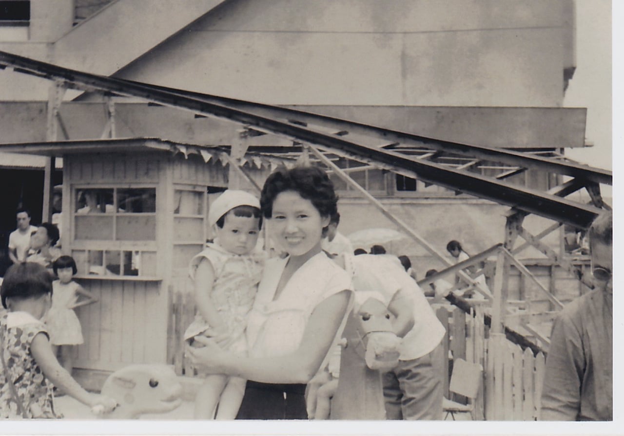 2歳の頃、母と。