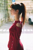 筒井あやめ（乃木坂46）1st写真集「感情の隙間」より、“首の長さ”が際立つカット。