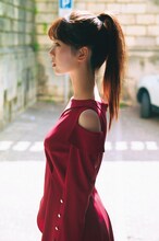 筒井あやめ（乃木坂46）1st写真集「感情の隙間」より、“首の長さ”が際立つカット。