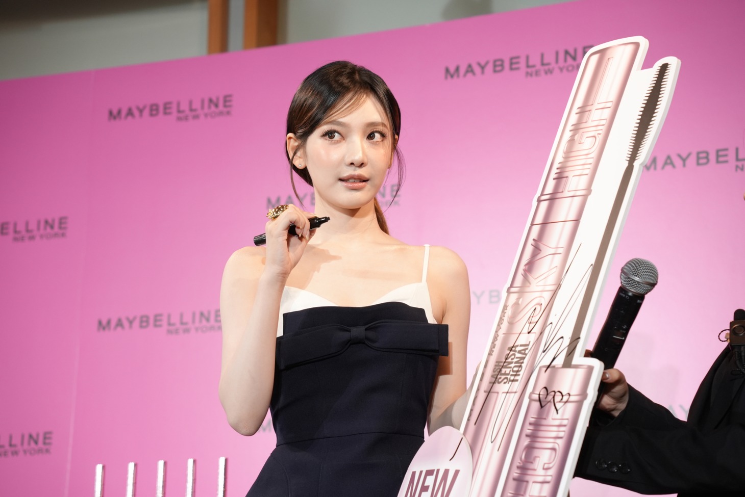 パネルにサインを入れたニンニン。