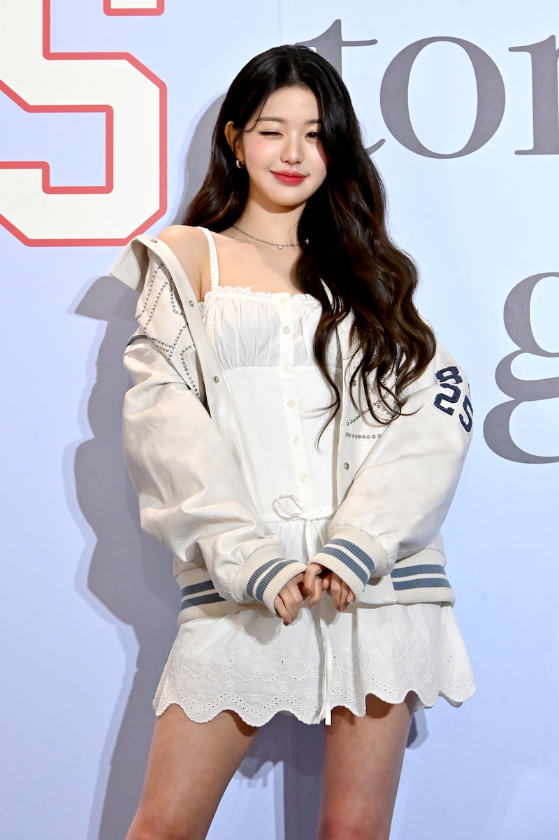 ウインクするウォニョン（IVE）。