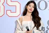 微笑するウォニョン（IVE）