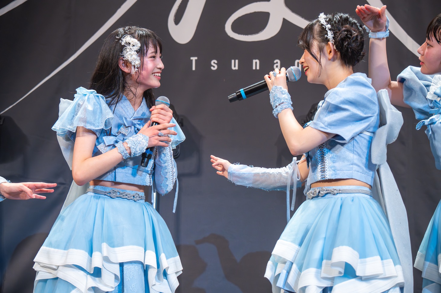 まだ身長が伸びている最中だと語る13歳の日南心那と18歳の柳美舞。右端は柳美舞の身長を測る逢里みう。