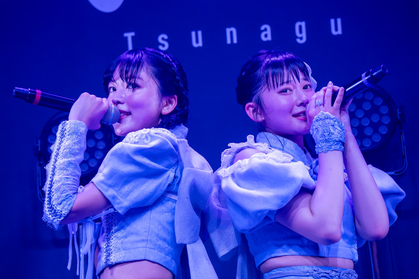 左から上田理子、逢里みう。