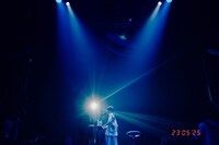 「TOMOO Live at 日本武道館」の様子。（Photo by renzo masuda）