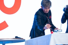 一筆書道に挑戦する木村拓哉。