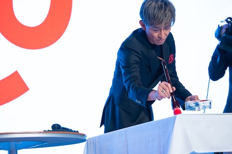 一筆書道に挑戦する木村拓哉。