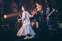 「TOMOO Live at 日本武道館」の様子。（Photo by Kana Tarumi）