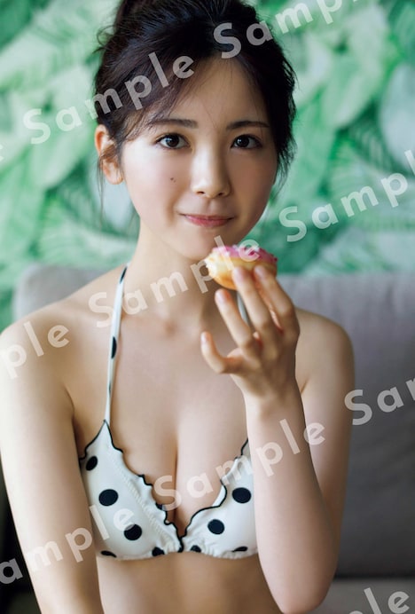 筒井あやめ（乃木坂46）1st写真集「感情の隙間」特典ポストカード（撮影：細居幸次郎）