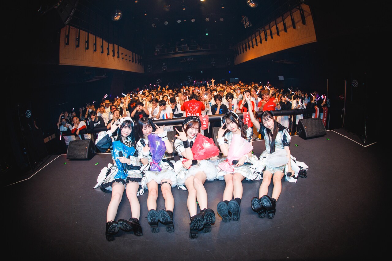 フロアをバックに記念撮影するキングサリ。（撮影：真島洸）