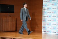 入場する岩田剛典。