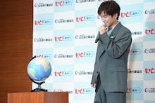 賞品の地球儀と対面した岩田剛典。