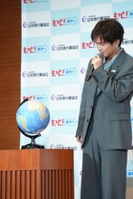 賞品の地球儀と対面した岩田剛典。