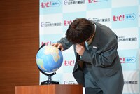 エジプトを探す岩田剛典。