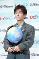 地球儀を抱えた岩田剛典。