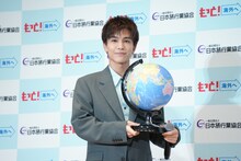 地球儀と岩田剛典。