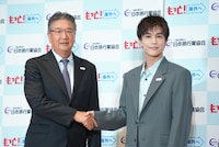 左から日本旅行業協会（JATA）高橋広行会長、岩田剛典。