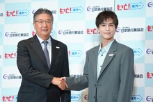 左から日本旅行業協会（JATA）高橋広行会長、岩田剛典。